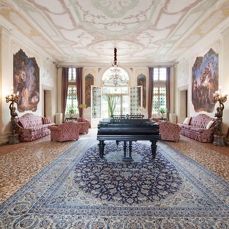 Hotel Villa Condulmer Mogliano Veneto Exteriör bild The interior of the villa