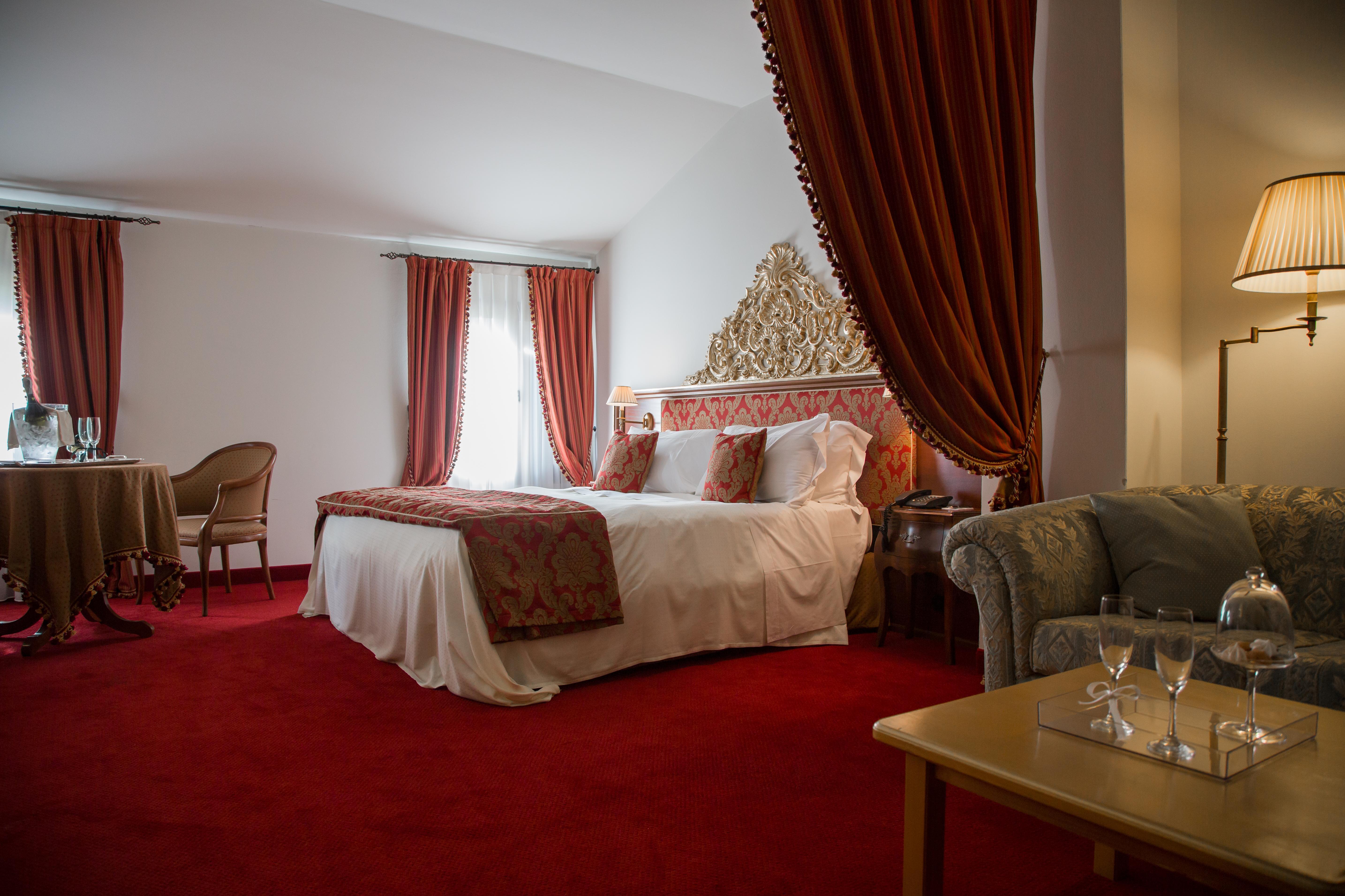Hotel Villa Condulmer Mogliano Veneto Exteriör bild A suite at the hotel