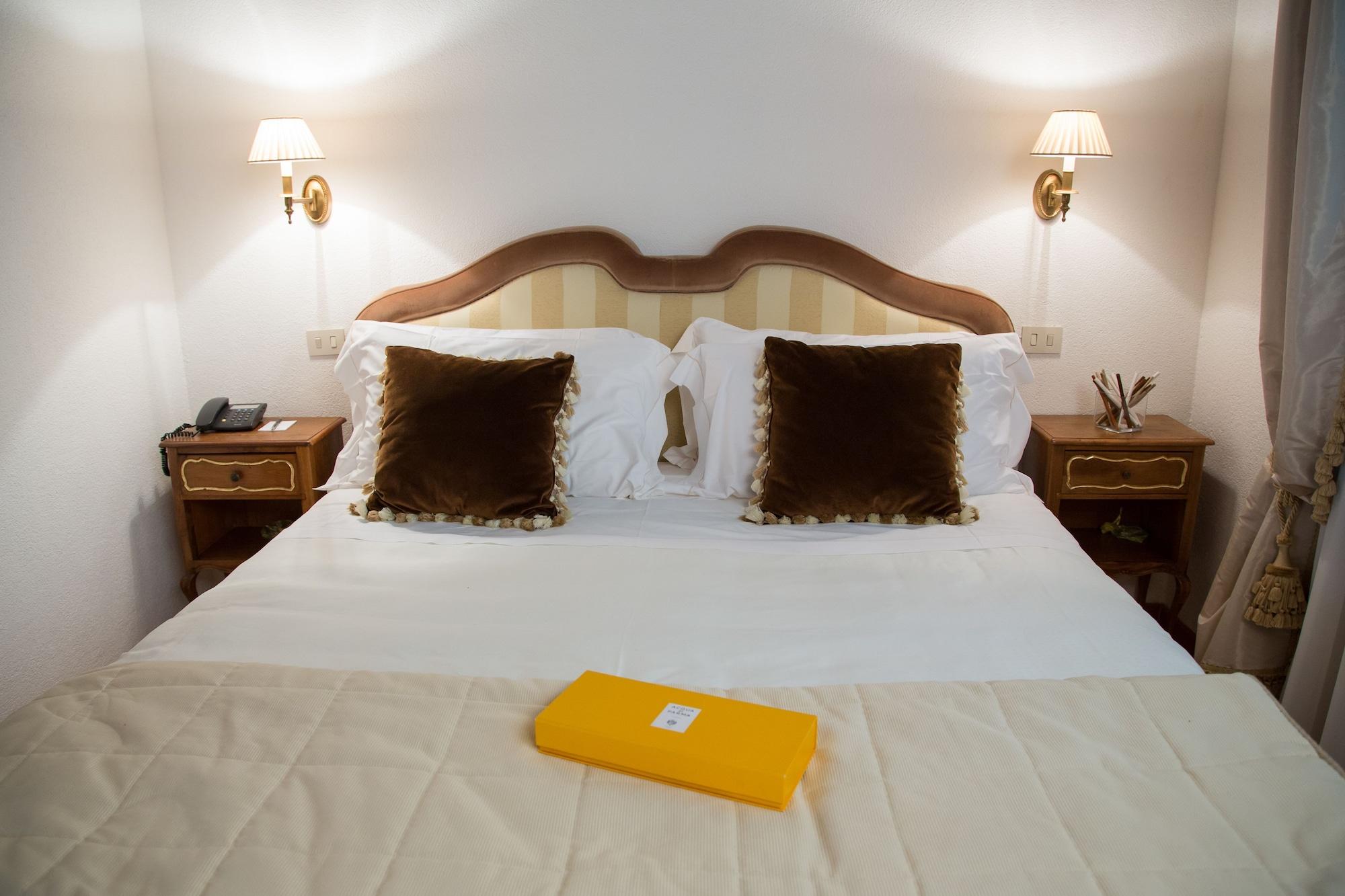 Hotel Villa Condulmer Mogliano Veneto Exteriör bild A guest room at the hotel