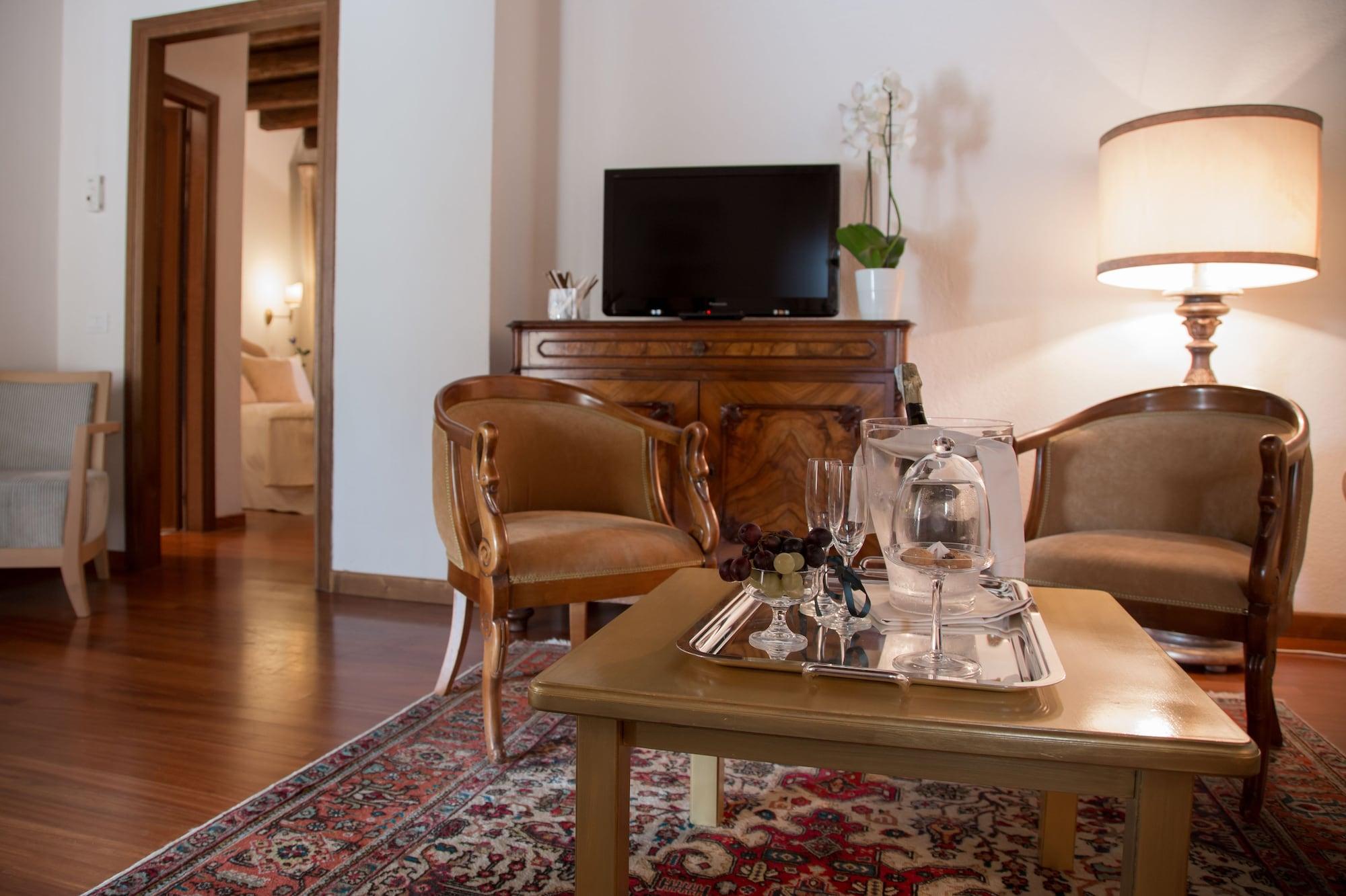 Hotel Villa Condulmer Mogliano Veneto Exteriör bild A room at the hotel