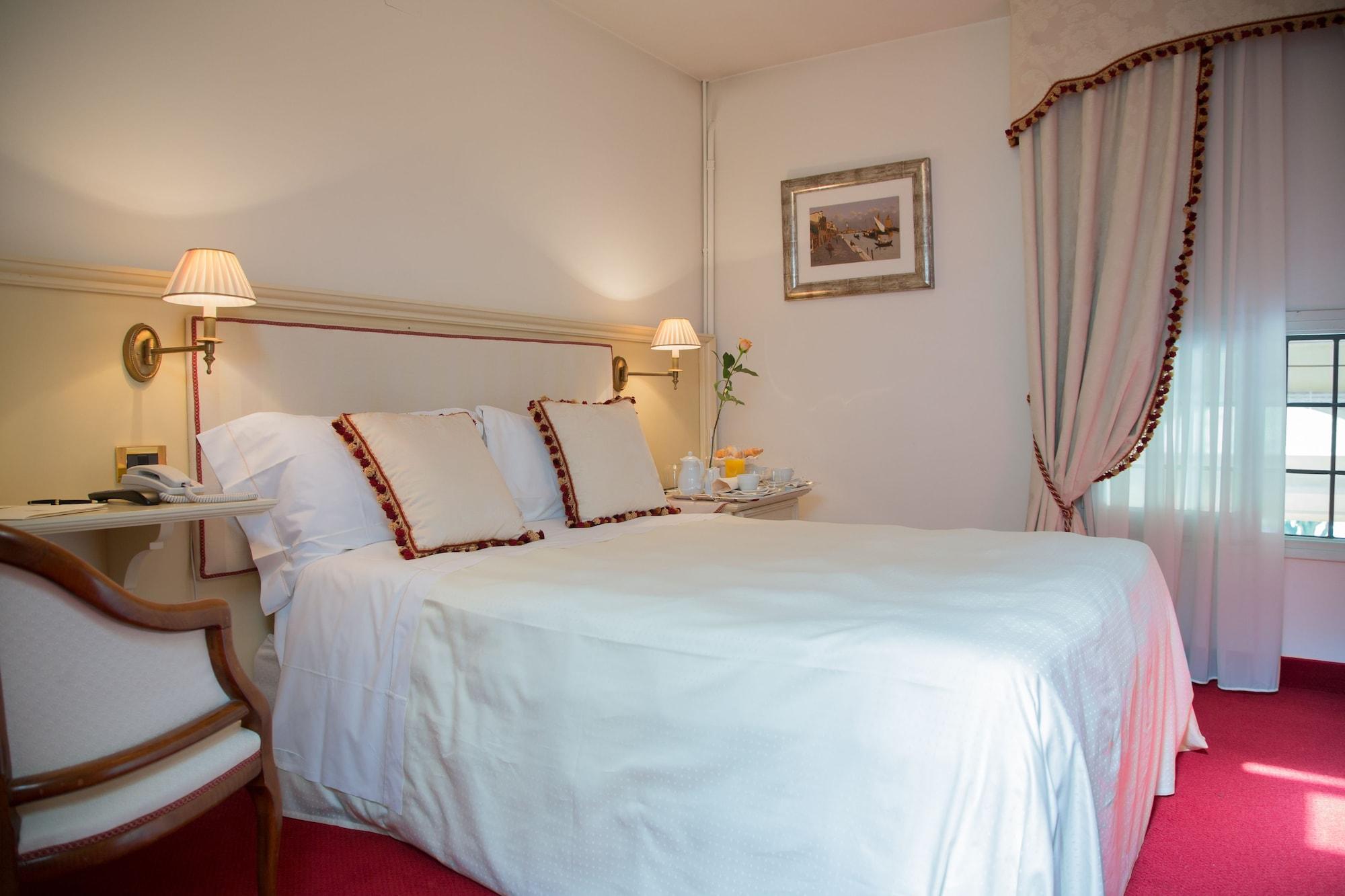 Hotel Villa Condulmer Mogliano Veneto Exteriör bild A room at the hotel