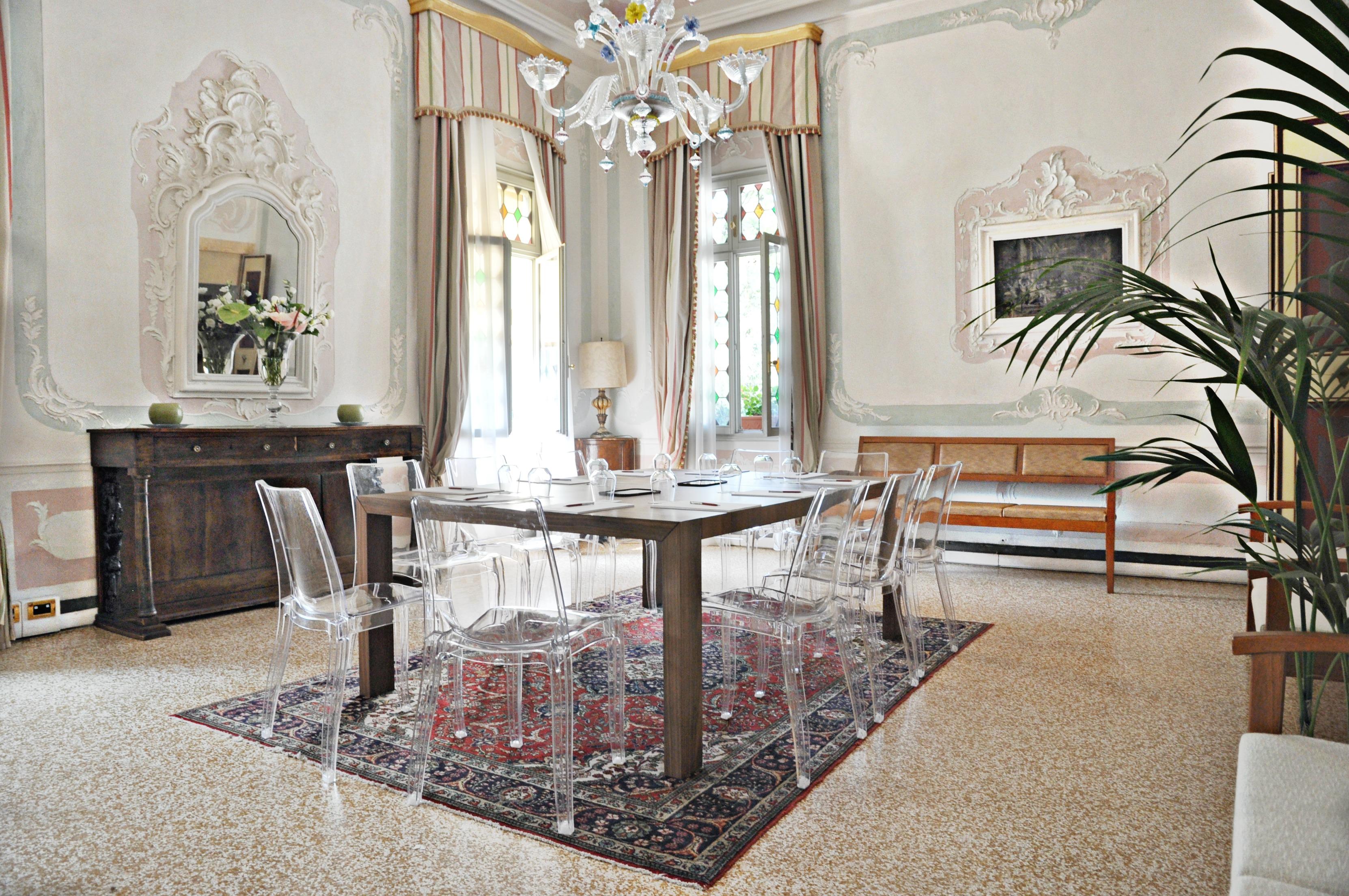 Hotel Villa Condulmer Mogliano Veneto Exteriör bild A dining room with a carpet