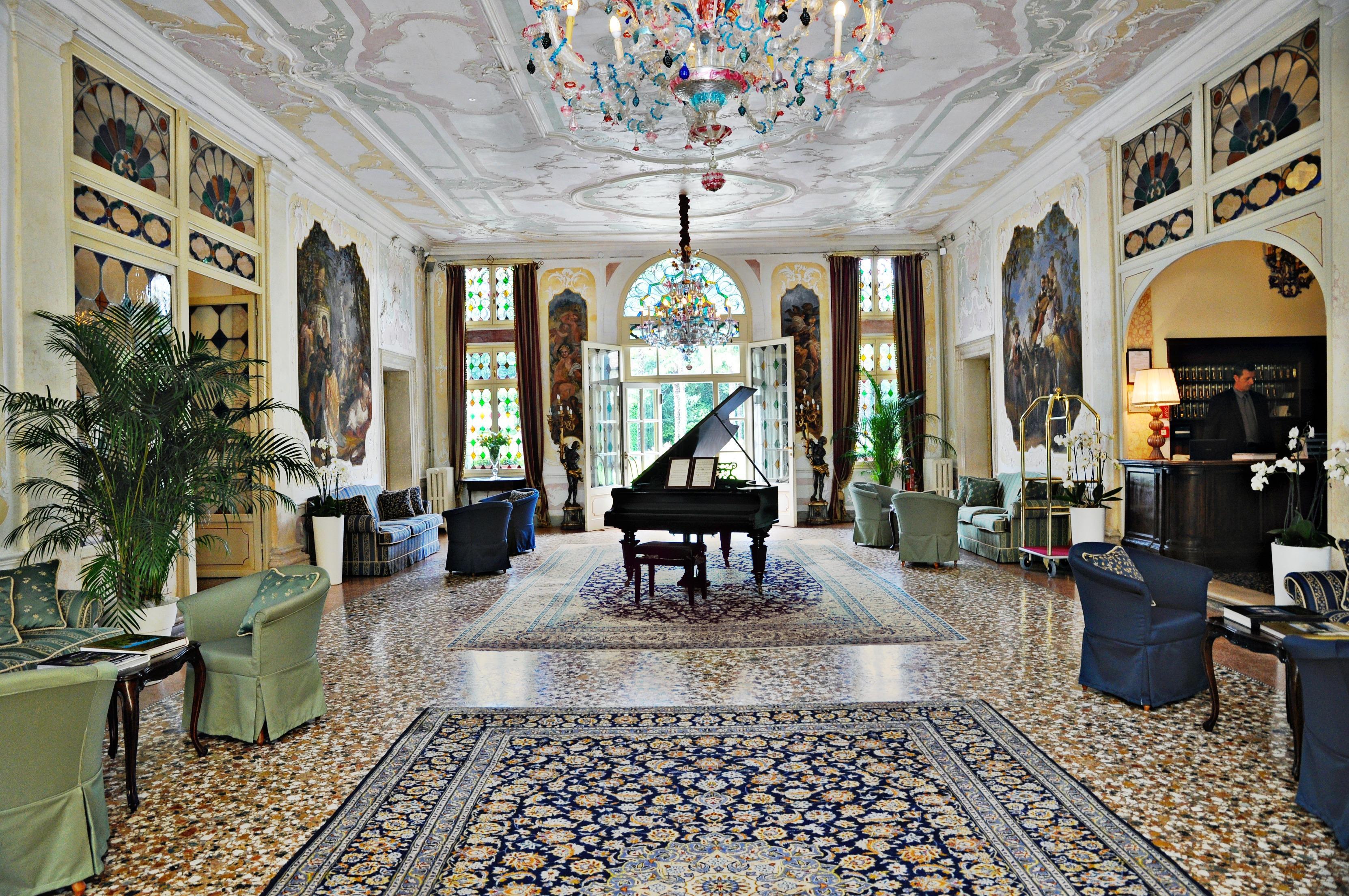 Hotel Villa Condulmer Mogliano Veneto Exteriör bild The lobby of the Hotel de la Paix