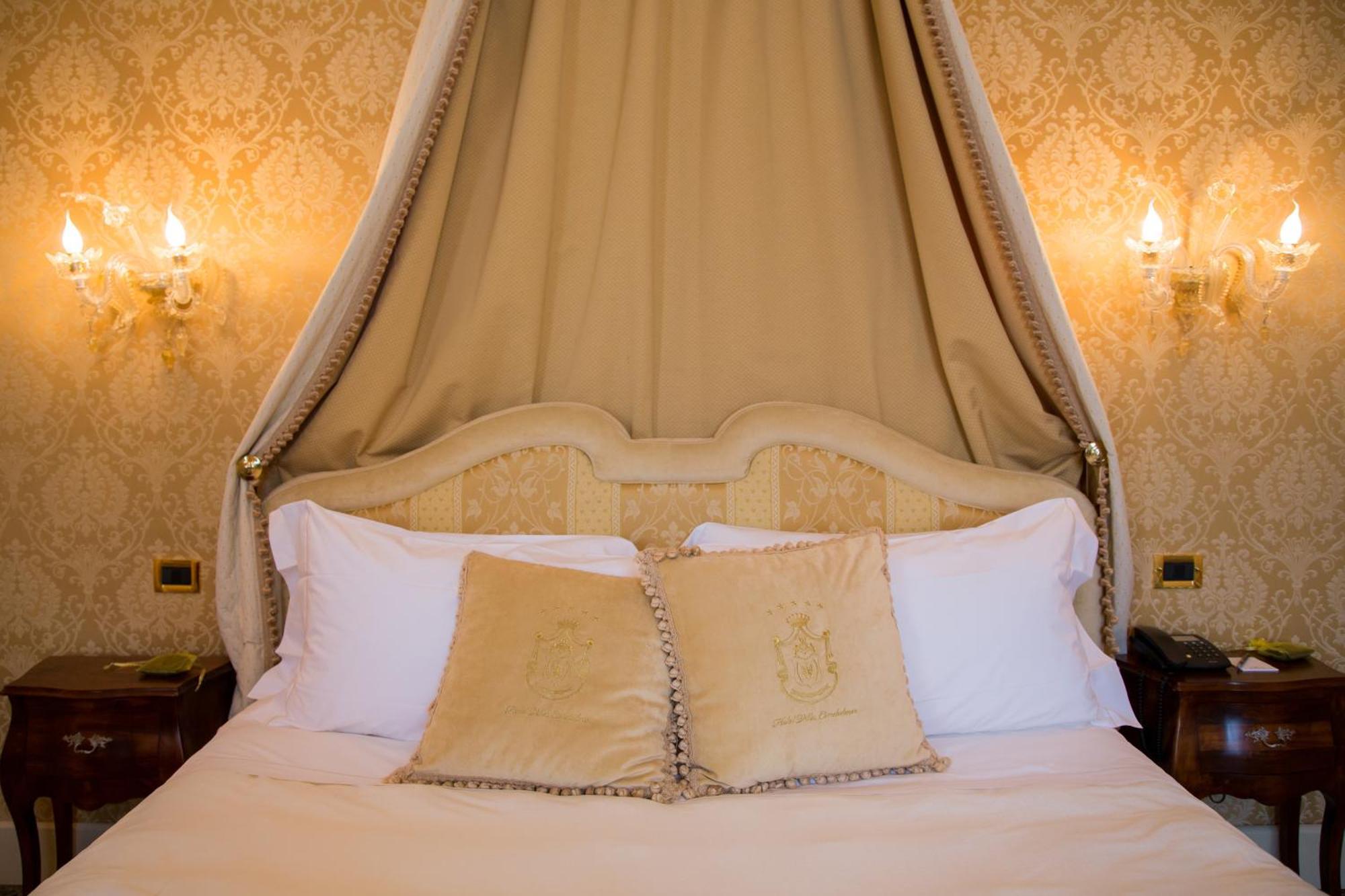 Hotel Villa Condulmer Mogliano Veneto Rum bild A bed with a four-poster