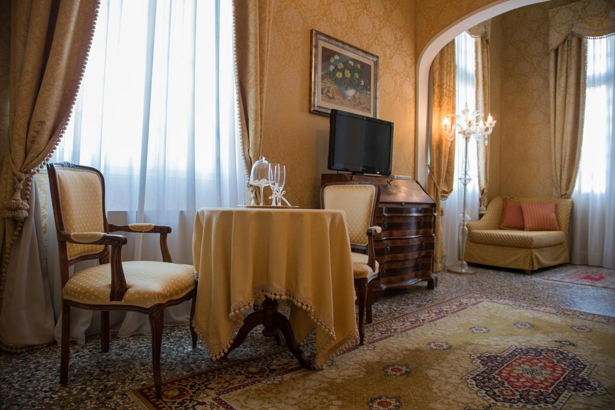 Hotel Villa Condulmer Mogliano Veneto Rum bild A room at the hotel
