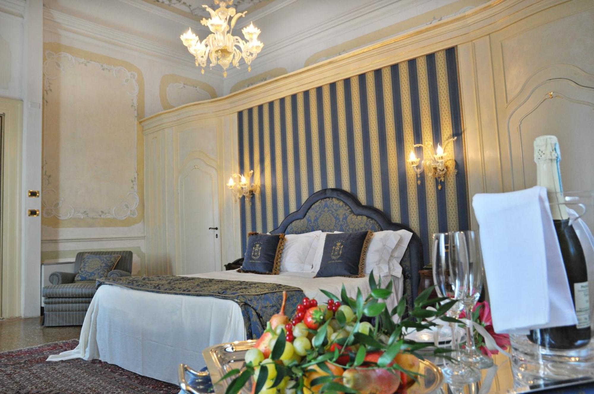 Hotel Villa Condulmer Mogliano Veneto Rum bild A suite at the hotel