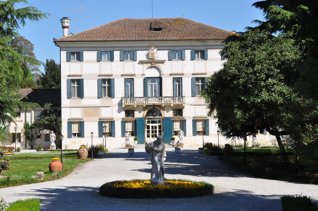 Hotel Villa Condulmer Mogliano Veneto Exteriör bild The town hall in Montferrand-en-Charollais