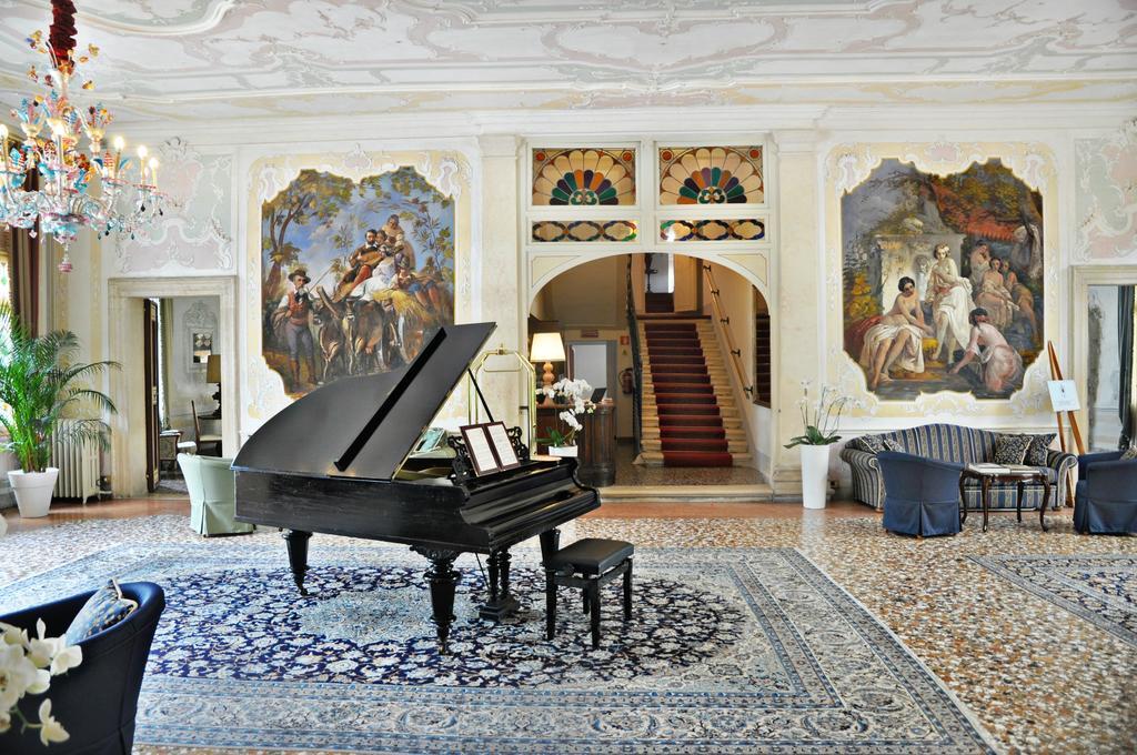 Hotel Villa Condulmer Mogliano Veneto Exteriör bild The interior of the villa