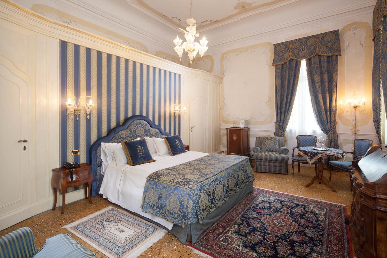 Hotel Villa Condulmer Mogliano Veneto Exteriör bild A room at the hotel