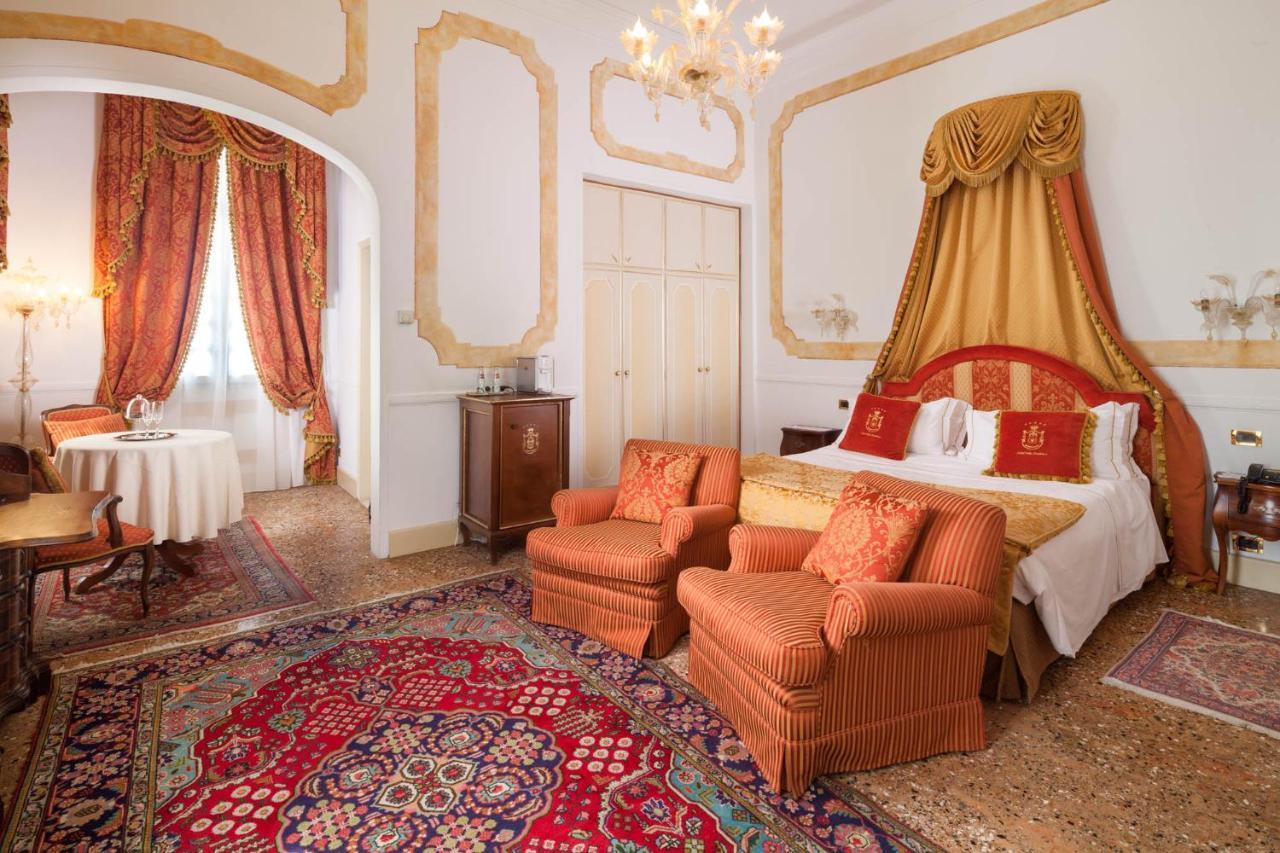 Hotel Villa Condulmer Mogliano Veneto Exteriör bild A room at the hotel