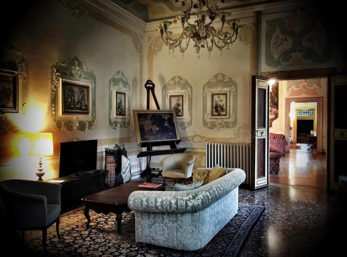 Hotel Villa Condulmer Mogliano Veneto Exteriör bild The interior of the villa