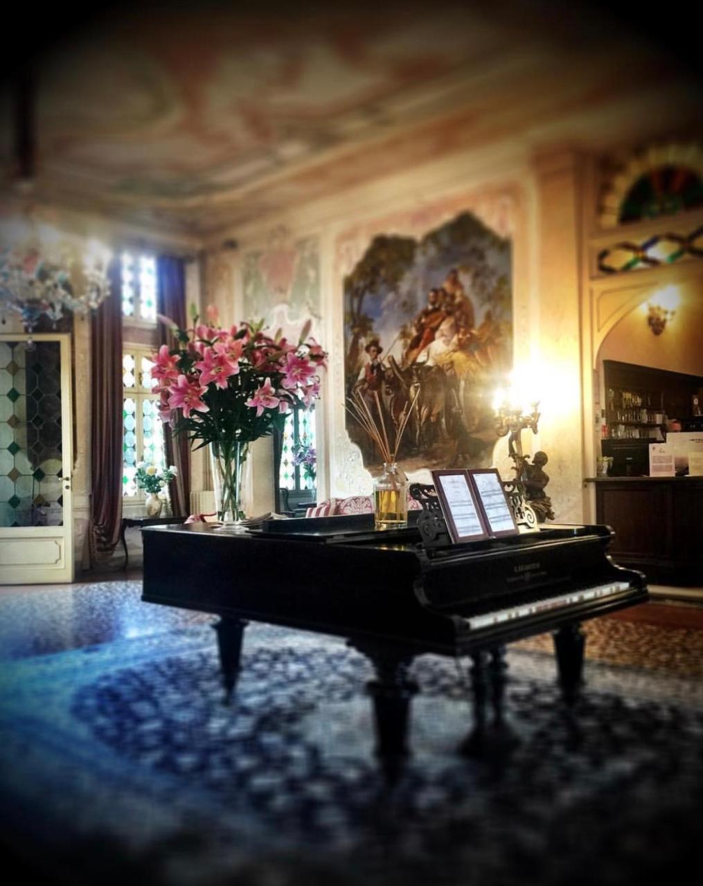 Hotel Villa Condulmer Mogliano Veneto Exteriör bild The piano in the living room of the house