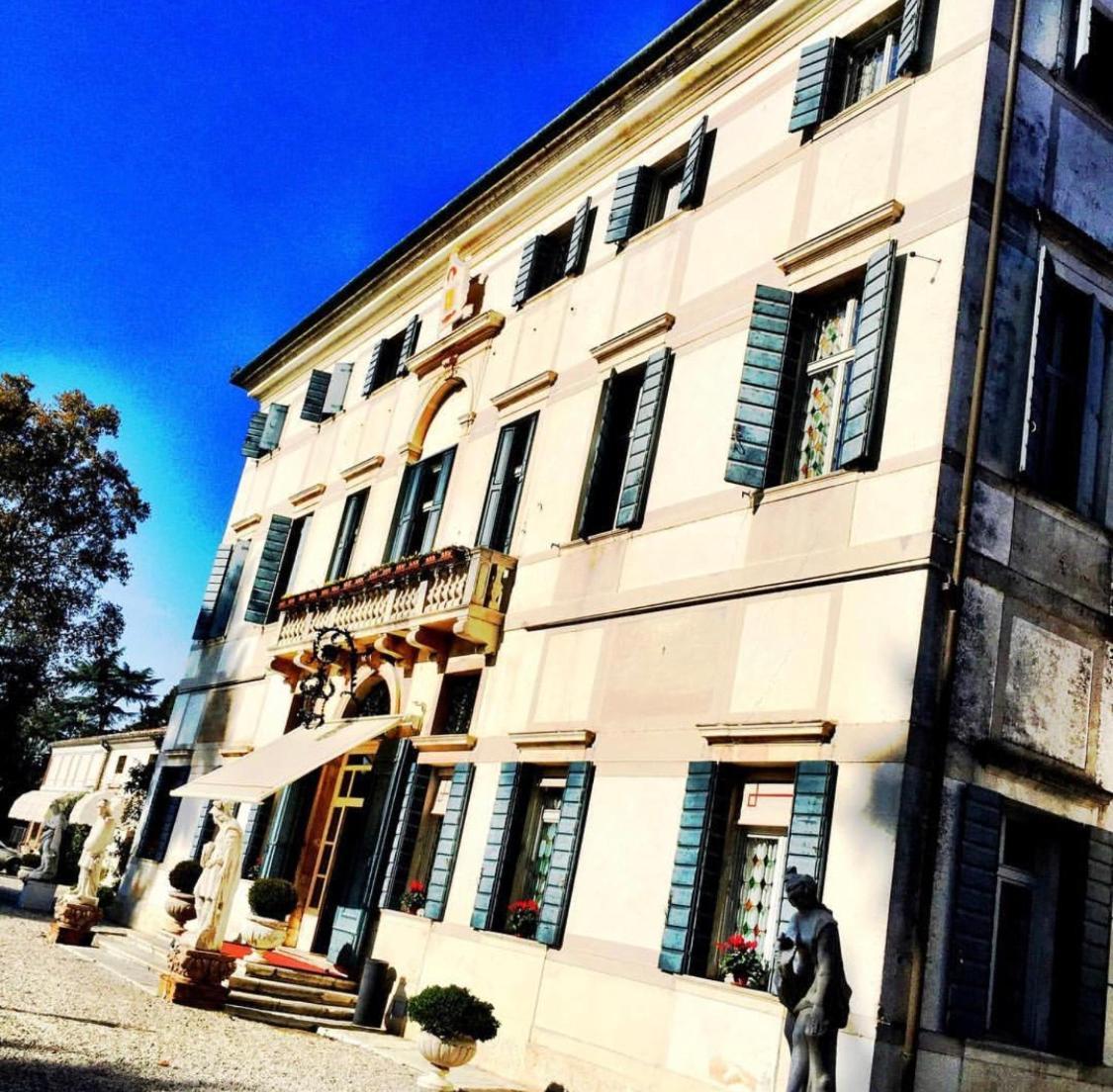 Hotel Villa Condulmer Mogliano Veneto Exteriör bild The house of the poet in the town of San Vittore Olona