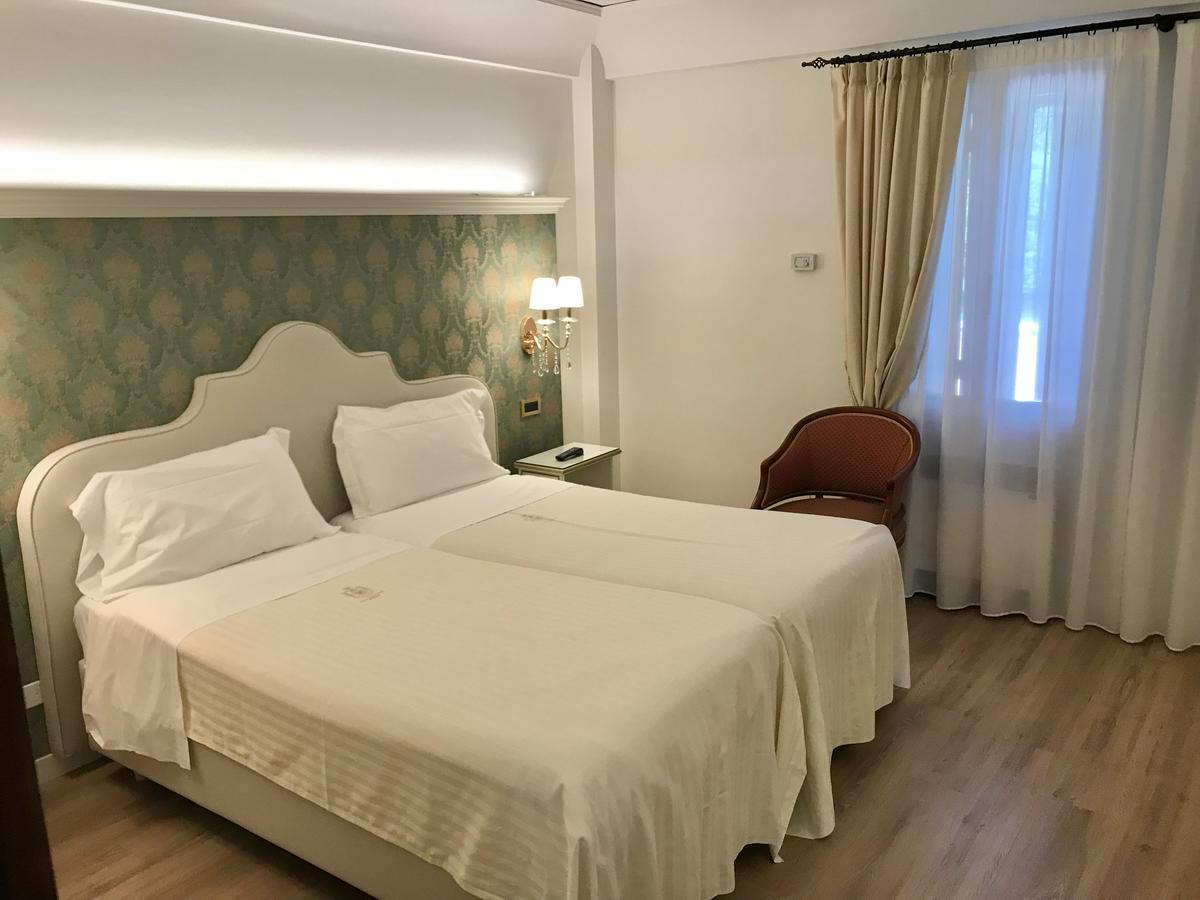 Hotel Villa Condulmer Mogliano Veneto Exteriör bild A room at the hotel