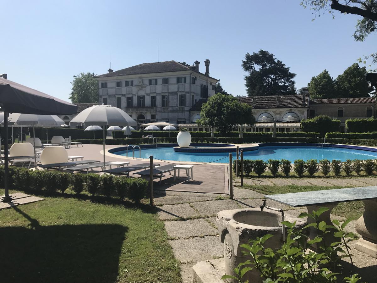 Hotel Villa Condulmer Mogliano Veneto Exteriör bild The swimming pool at the hotel