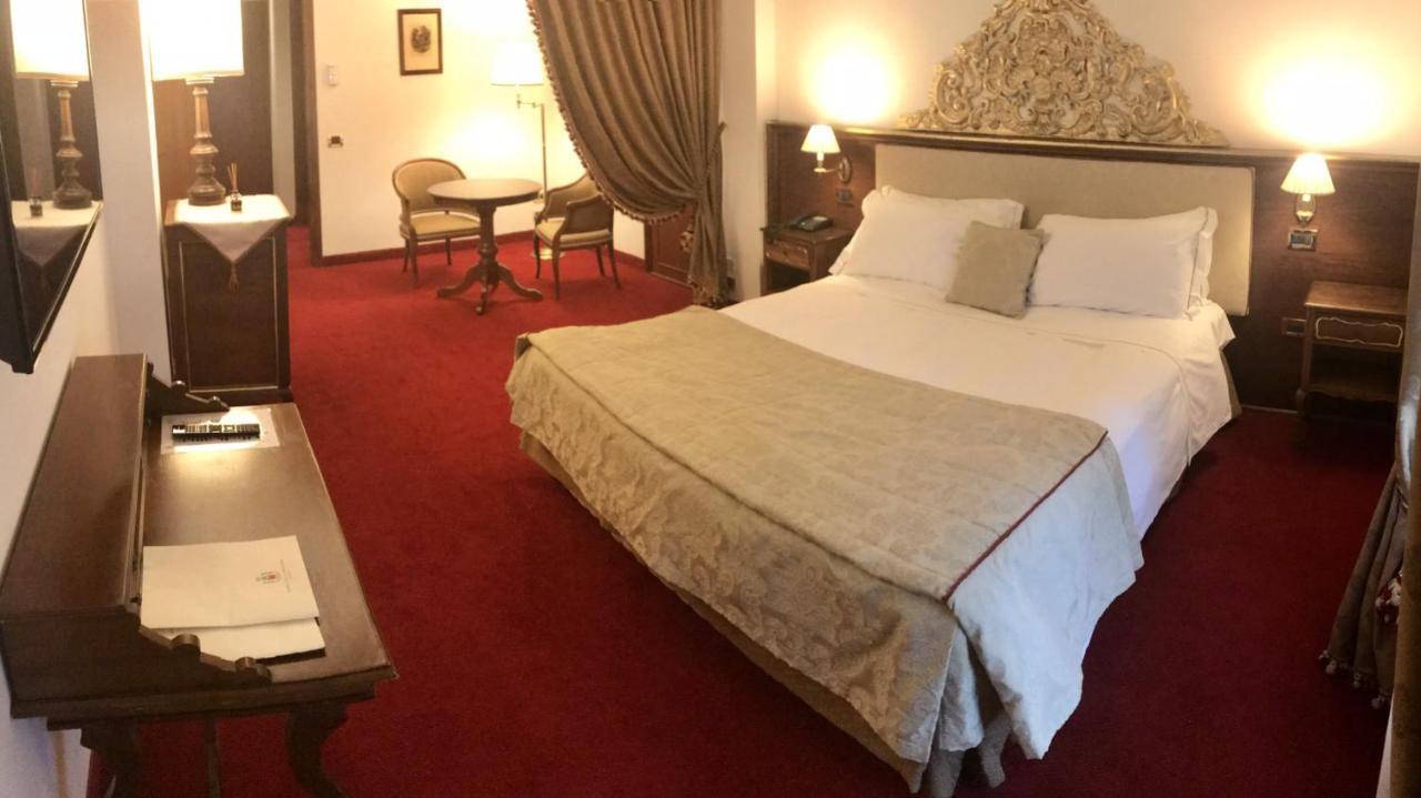 Hotel Villa Condulmer Mogliano Veneto Exteriör bild A room at the hotel