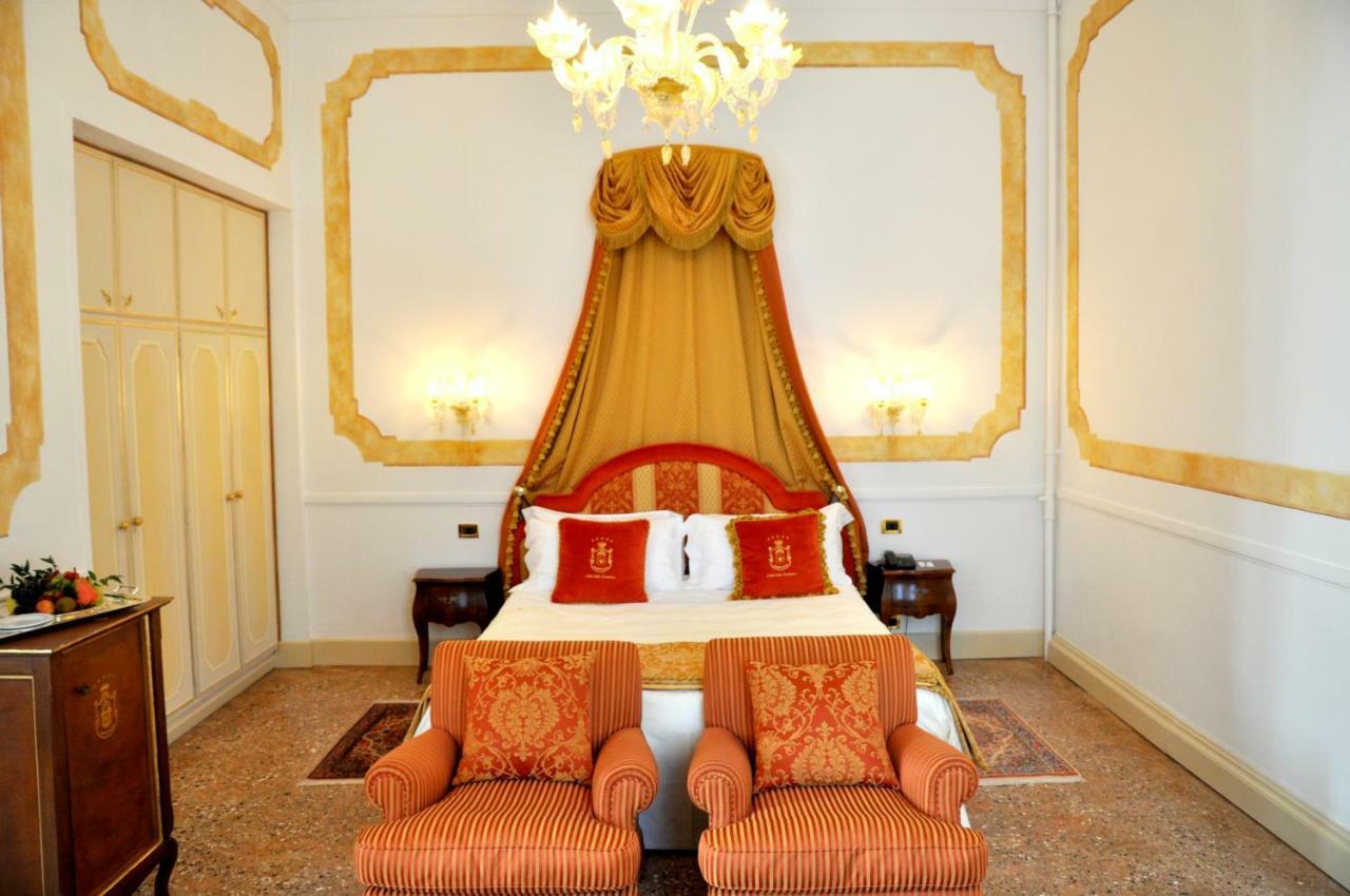 Hotel Villa Condulmer Mogliano Veneto Exteriör bild A room at the hotel